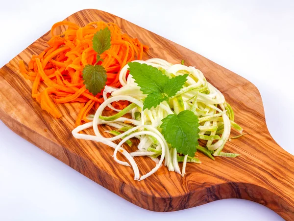 Mezcla Zanahorias Calabacín Una Tabla Cortar Madera Olivo — Foto de Stock