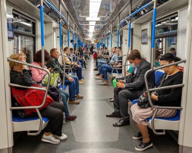 Moskova, Rusya, 11 Ağustos 2020. Metro vagonundaki yolcular.
