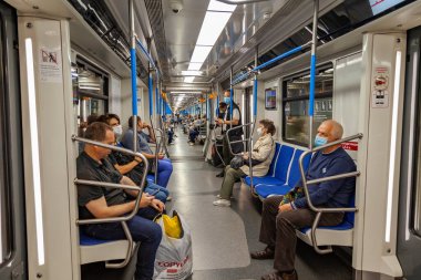 Moskova, Rusya, 11 Ağustos 2020. Metro vagonundaki yolcular.