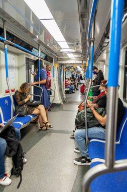Moskova, Rusya, 11 Ağustos 2020. Metro vagonundaki yolcular.