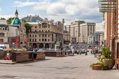 Moskova, Rusya, 11 Ağustos 2020. Şehrin ana caddelerinden biri - Okhotny Ryad