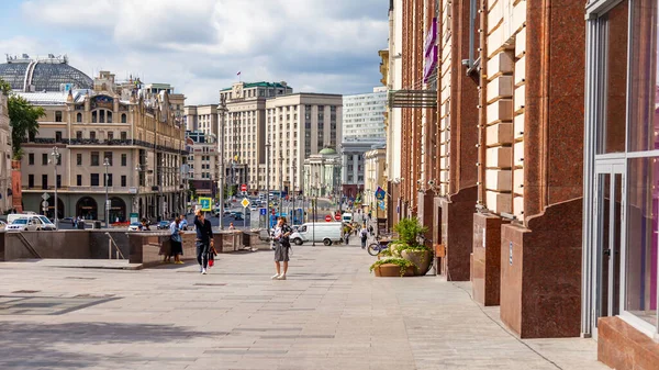 Moscú Rusia Agosto 2020 Una Las Calles Principales Ciudad Okhotny — Foto de Stock