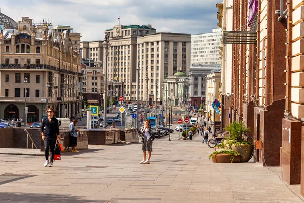 Moscú Rusia Agosto 2020 Una Las Calles Principales Ciudad Okhotny — Foto de Stock