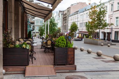 Moskova, Rusya, 11 Ağustos 2020. Şehir caddesindeki resimli kafe.