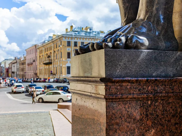 2020年7月13日 俄罗斯圣彼得堡 在Millionnaya街上建造的Hermitage博物馆 这座城市的地标之一是亚特兰蒂斯 装饰着大楼的主要入口 — 图库照片