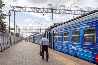 Pushkino, Rusya, 11 Ağustos 2020. İstasyon yakınlarındaki modern yüksek hızlı bölgesel tren.
