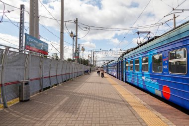 Pushkino, Rusya, 11 Ağustos 2020. İstasyon yakınlarındaki modern yüksek hızlı bölgesel tren.