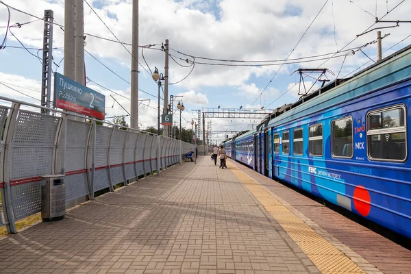 2020年8月11日 俄罗斯普希金诺 车站月台附近的现代高速区域列车 — 图库照片