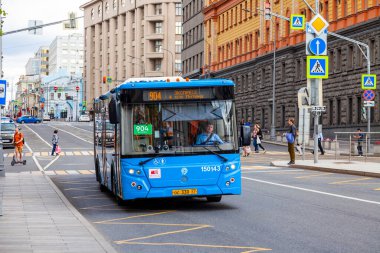 Moskova, Rusya, 11 Ağustos 2020. Otobüs şehir caddesi boyunca ilerliyor.