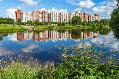 Saint Petersburg, Rusya, 13 Haziran 2020. Göletteki çok katlı modern binalar ve yansıma