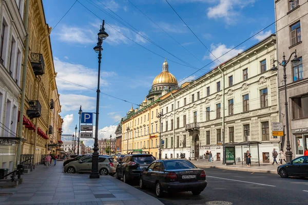 2020年7月13日 俄罗斯圣彼得堡 远处圣以撒大教堂马来亚摩斯卡亚街的建筑组合 — 图库照片