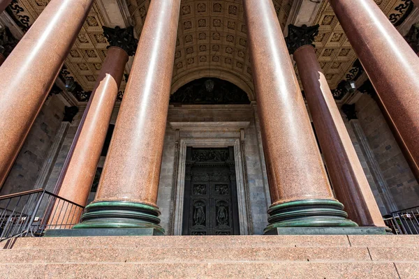 St. Petersburg, Rusya, 13 Temmuz 2020. Şehrin en önemli etkinliklerinden biri St. Isaac Katedrali 'dir. Bir sütunla ön cephenin bir parçası