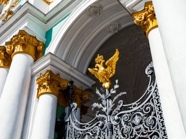 St. Petersburg, Rusya, 13 Temmuz 2020. Şehrin en önemli etkinliklerinden biri, Kış Sarayı 'ndaki State Hermitage binasıdır. Ana giriş kapısının güzel dekoratif kafesi.
