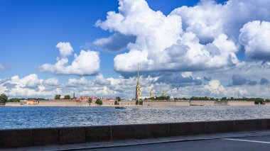 St. Petersburg, Rusya, 13 Temmuz 2020. Neva Nehri 'nin manzarası ve seti. Peter ve Paul Kalesi karşı kıyıda.