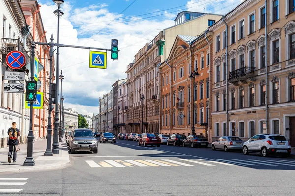 ロシアのサンクトペテルブルク2020年7月13日 歴史的建造物群の典型的な建築物群 — ストック写真