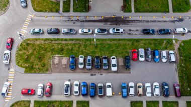 St. Petersburg, Rusya, 13 Haziran 2020. Konut alanındaki bir otoparkın havadan görüntüsü