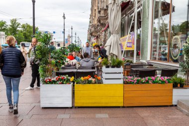 Saint Petersburg, Rusya, 13 Haziran 2020. Nevsky, şehrin ana caddesidir. Mimari bir topluluk. İnsanlar bir kafede yiyip dinleniyorlar.