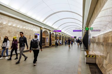 St. Petersburg Rusya, 13 Haziran 2020. Amiralteyskaya istasyonunun lobisi. Bu istasyon dünyanın en derin istasyonlarından biridir..