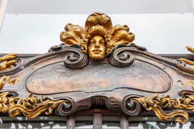 St. Petersburg, Rusya, 13 Temmuz 2020. Şehrin ana caddesi Nevsky 'deki bir binanın ön cephesinin tipik mimari detayları.