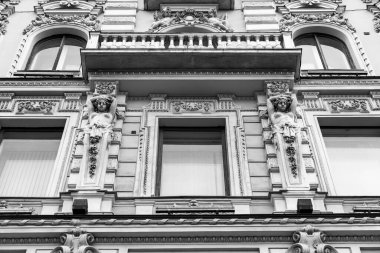 St. Petersburg, Rusya, 13 Temmuz 2020. Şehrin ana caddesi Nevsky 'deki bir binanın ön cephesinin tipik mimari detayları.