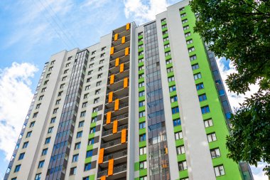 Saint Petersburg, Rusya, 13 Haziran 2020. Çok katlı, modern konut binaları. Cephe Parçası.