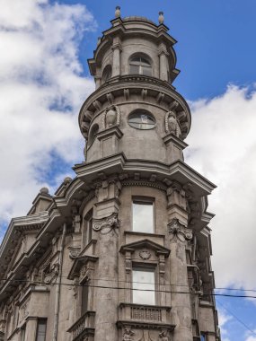 St. Petersburg, Rusya, 13 Temmuz 2020. Şehrin tarihsel bölümündeki bir binanın dış cephesinin tipik mimari detayları