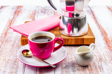 Kahve için masayı hazırla. Gayzer kahve makinesi ve çay tabağı.