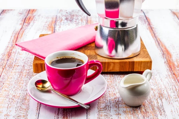 Kahve için masayı hazırla. Gayzer kahve makinesi ve çay tabağı.