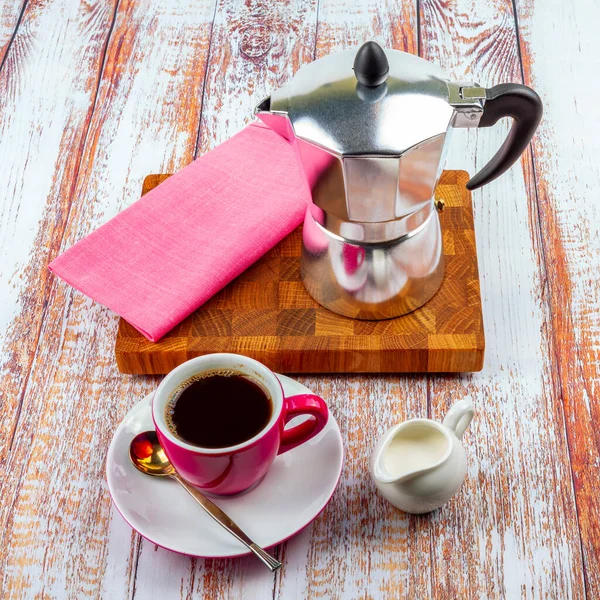 Cenário Mesa Para Café Geyser Cafeteira Xícara Com Pires — Fotografia de Stock