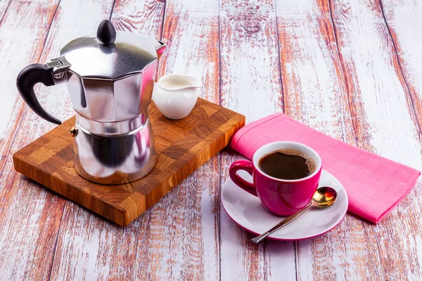 Kahve için masayı hazırla. Gayzer kahve makinesi ve çay tabağı.