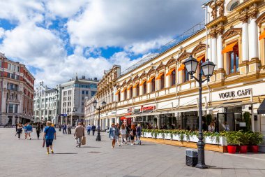 Moskova, Rusya, 11 Ağustos 2020. Kuznetsky 'nin ünlü alışveriş caddesinin mimari topluluğu şehrin tarihi bölgesinde.