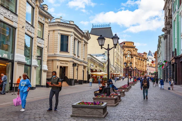 モスクワ ロシア 2020年8月11日 有名なショッピング街クズネツキーの建築アンサンブル市内の歴史地区で最も — ストック写真