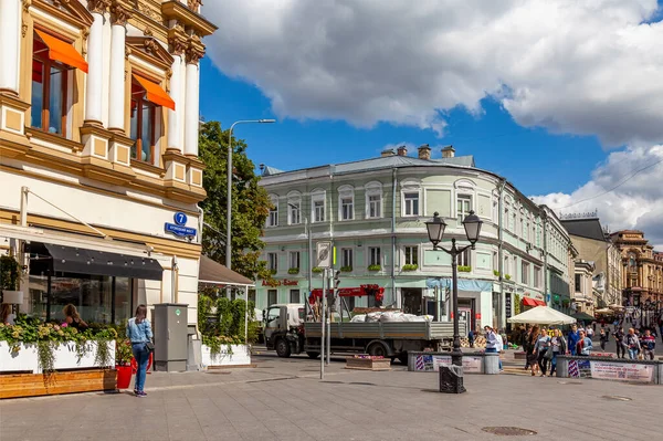 モスクワ ロシア 2020年8月11日 有名なショッピング街クズネツキーの建築アンサンブル市内の歴史地区で最も — ストック写真