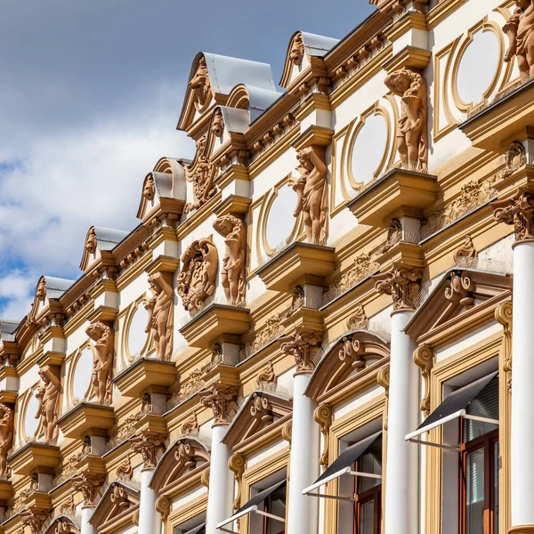 stock image Moscow, Russia, August 11, 2020. The architectural ensemble of the famous shopping street Kuznetsky Most in the historic district of the city. Fragment of facade