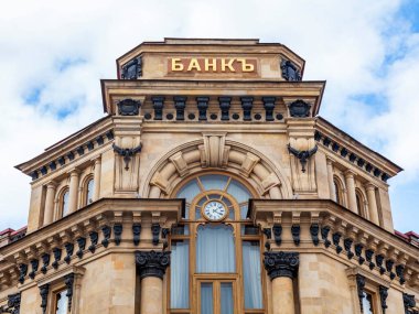 Moskova, Rusya, 11 Ağustos 2020. Kuznetsky 'nin ünlü alışveriş caddesinin mimari topluluğu şehrin tarihi bölgesinde yer almaktadır. Cephe Parçası