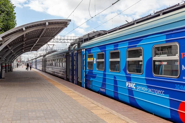 2020年8月11日 俄罗斯普希金诺 车站月台附近的现代高速区域列车 — 图库照片