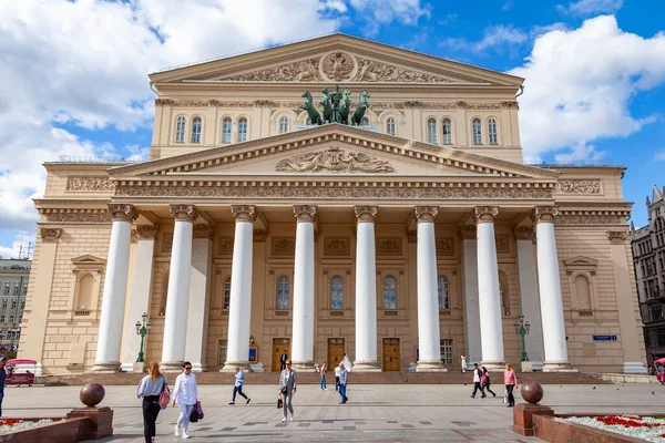 Moscú Rusia Agosto 2020 Teatro Bolshoi Fachada Plaza Cerca Ella —  Fotos de Stock