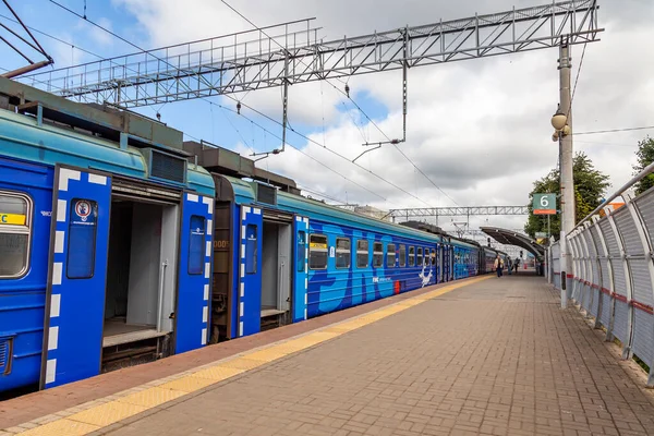 ロシアのプシュキノ2020年8月11日 駅ホーム付近の近代的な高速地方列車 — ストック写真