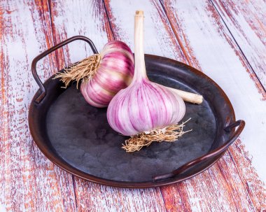 Eski metal tepside taze sarımsak.