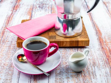 Kahve için masayı hazırla. Gayzer kahve makinesi ve çay tabağı.