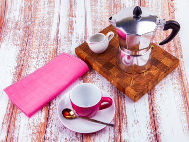 Kahve için masayı hazırla. Gayzer kahve makinesi ve çay tabağı.