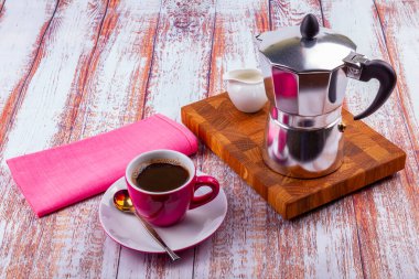 Kahve için masayı hazırla. Gayzer kahve makinesi ve çay tabağı.