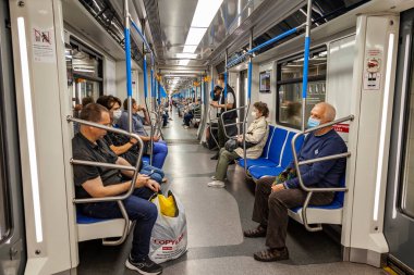 Moskova, Rusya, 11 Ağustos 2020. Metro vagonundaki yolcular.