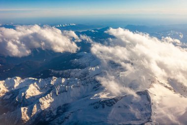 Gökyüzü ve bulutlar. Pencereden uçak görünümü