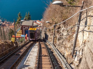 Como, İtalya, 12 Şubat 2020. Como Gölü ve sahil manzarası teleferik kulübesinden.