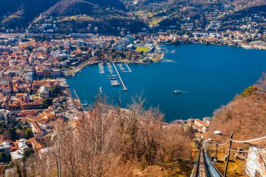 Como, İtalya, 12 Şubat 2020. Como Gölü ve sahil manzarası teleferik kulübesinden.