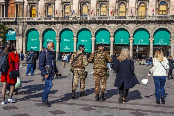 Milán Italia Febrero 2020 Patrulla Militar Recorre Duomo — Foto de Stock