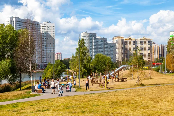 Pushkino, Rusya, 25 Ağustos 2020. Serebryanka nehrinin kıyısında çok katlı yeni binalar