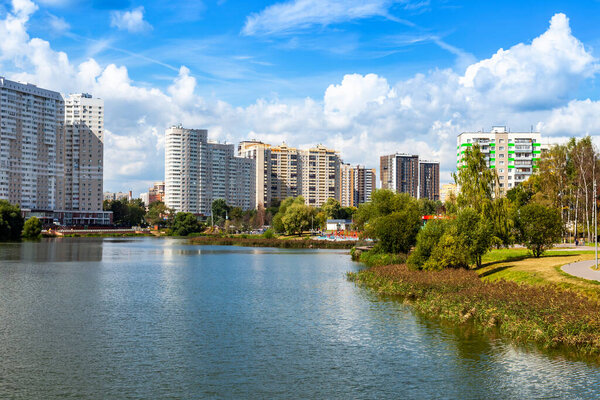 Пушкино, Россия, 25 августа 2020 г. Новые многоэтажные жилые дома на берегу реки Серебрянка