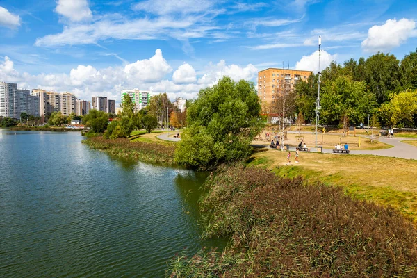 Pushkino Ryssland Augusti 2020 Nya Flervåningshus Vid Stranden Floden Serebryanka — Stockfoto